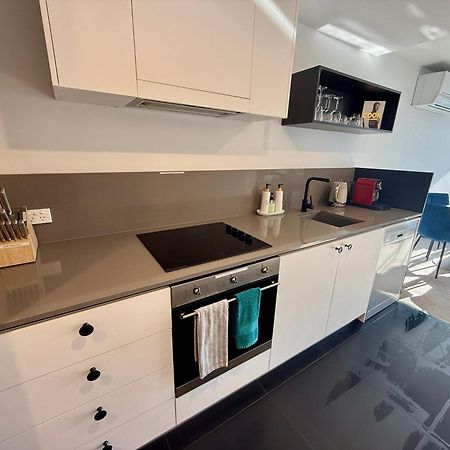 Midnight Luxe 1Br 1Bath Apartment 104 In The Heart Of Braddon Pool Sauna Secure Parking Wine Wifi كنبرا المظهر الخارجي الصورة