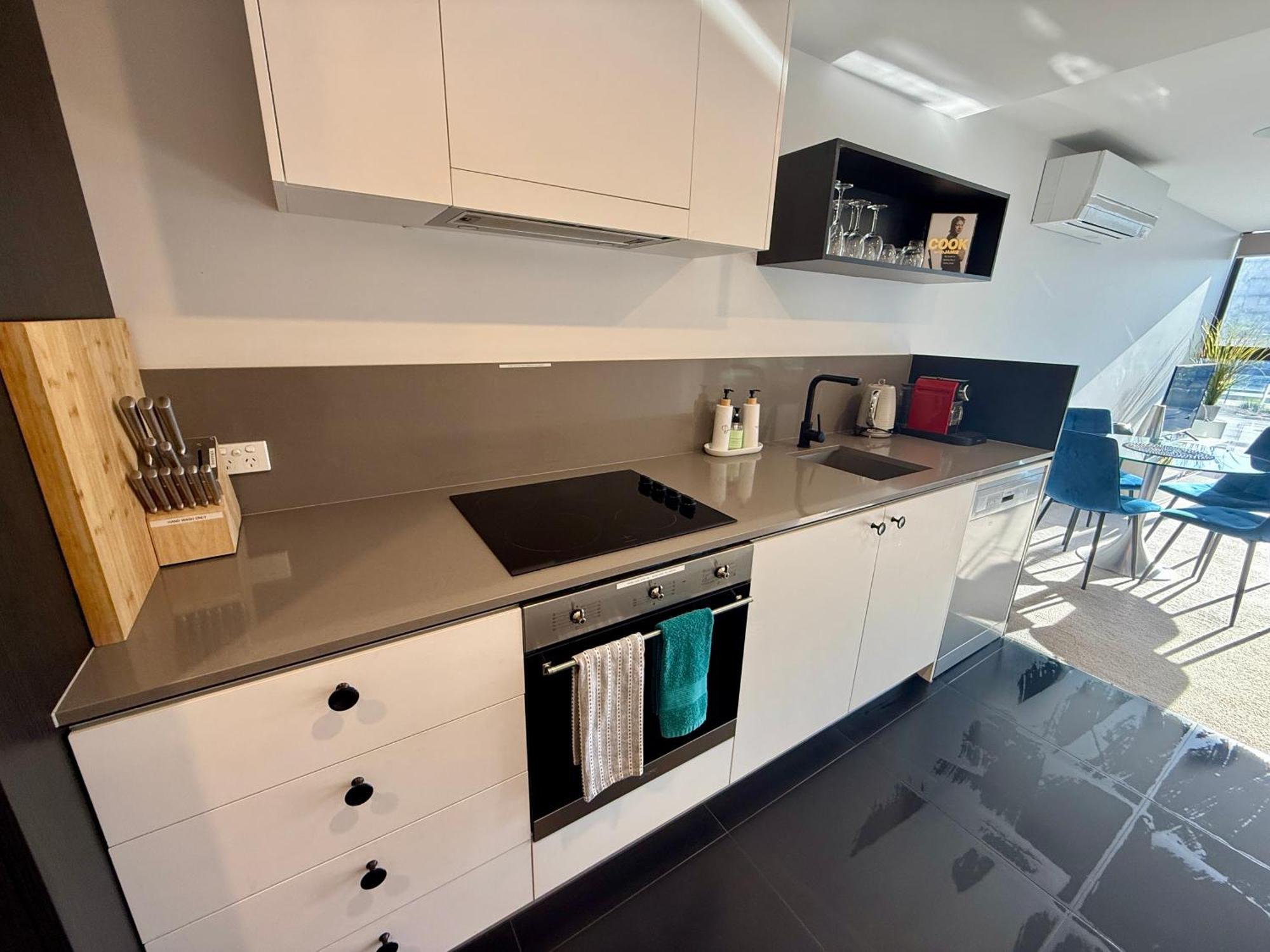Midnight Luxe 1Br 1Bath Apartment 104 In The Heart Of Braddon Pool Sauna Secure Parking Wine Wifi كنبرا المظهر الخارجي الصورة