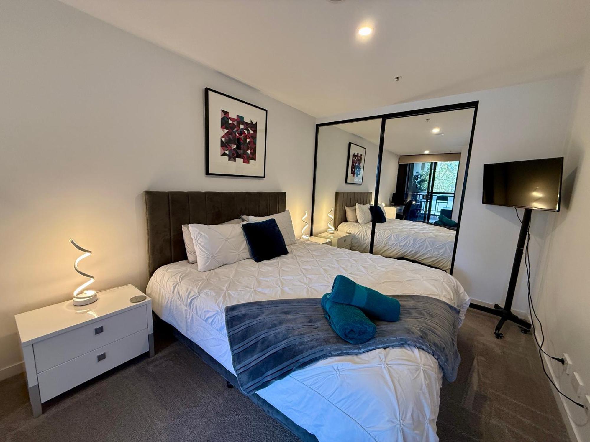 Midnight Luxe 1Br 1Bath Apartment 104 In The Heart Of Braddon Pool Sauna Secure Parking Wine Wifi كنبرا المظهر الخارجي الصورة