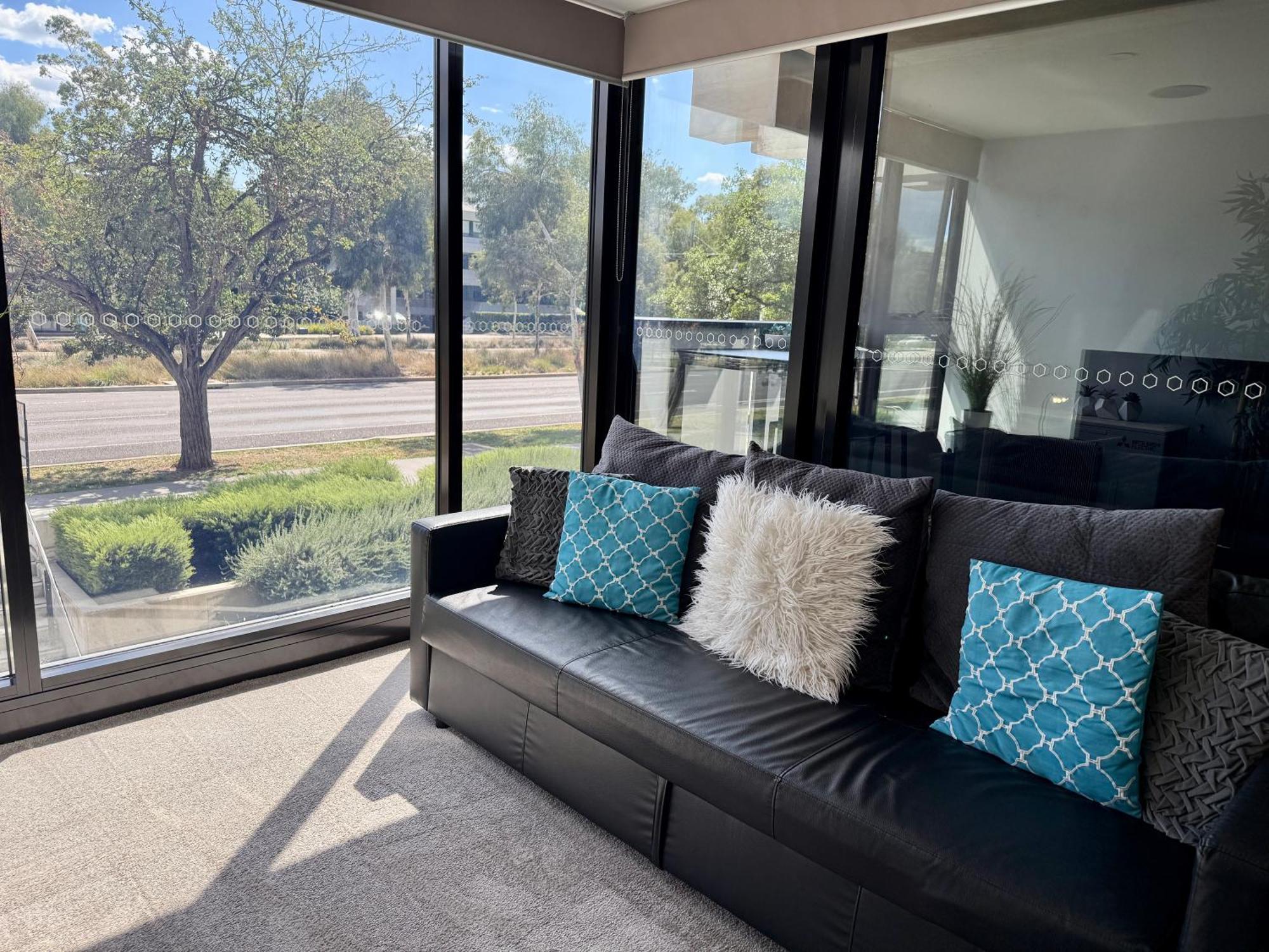 Midnight Luxe 1Br 1Bath Apartment 104 In The Heart Of Braddon Pool Sauna Secure Parking Wine Wifi كنبرا المظهر الخارجي الصورة