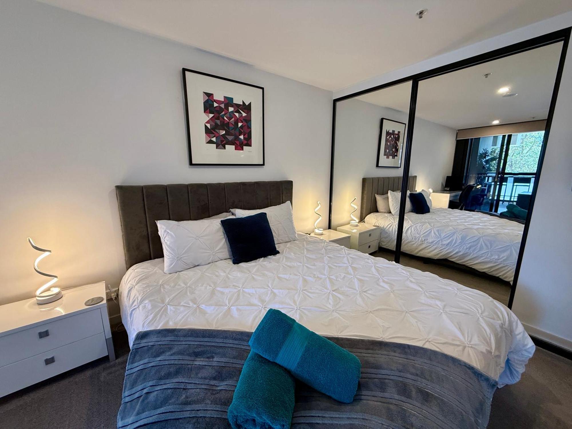 Midnight Luxe 1Br 1Bath Apartment 104 In The Heart Of Braddon Pool Sauna Secure Parking Wine Wifi كنبرا المظهر الخارجي الصورة